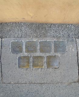 Sedm kamenů zmizelých v ulici Na Bojišti