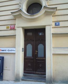 Vchod do domu Budečská 1020/20