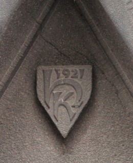 Podskalská 7, "erb" s monogramem stavitele Kamila Hilberta