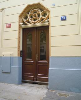Vchod do domu Lužická 33 (foto D. Broncová)