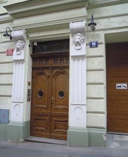 Vchod do domu Mánesova 45 (foto D. Broncová)