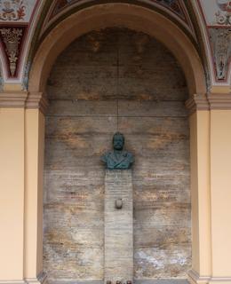 Hrobka Jos. Heroolda v arkádách Vyšehradského hřbitova (foto M. Polák)