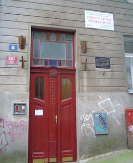Vchod do domu Lumírova č. 11, foto D. Broncová