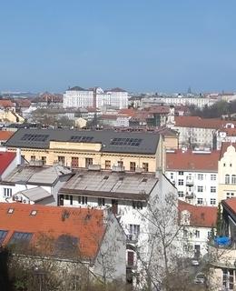 Pohled z vyšehradských hradeb 18.3. 2020. Zcela vpravo kostel sv. Apolináře, vlevo věže Emauz. Foto D. Broncová 