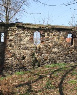 Dochovaný zbytek gotické hradby u železniční tratě (foto M. Polák, 2020)