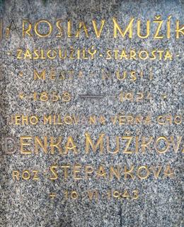 Text na náhrobním kameni (foto D. Broncová, duben 2020)