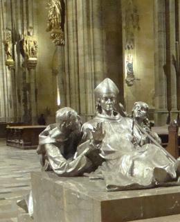 Postříbřený náhrobek sv. Vojtěcha v kostele sv. Víta na Pražském hradě 