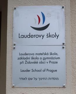 Informativní tabulka u vchodu do školy (foto M. Polák, červenec 2020
