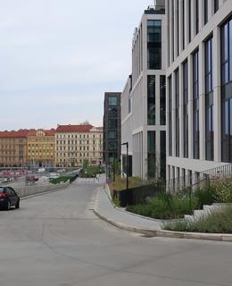 Ulice je výhledově otevřena k Hlavnímu nádraží i do Žižkova (Foto M. Polák, 2020)