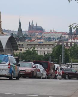 Z ulice se otevírá výhled na panorama Hradčan (Foto M. Polák, 2020)