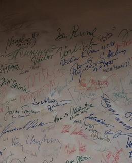 Sběratel autogramů by si u zdi interiéru kina přišel na své (Foto M. Polák, 2020)