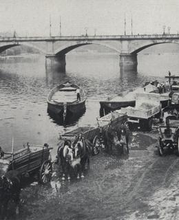 Nábřeží na konci 19. století před Palackého mostem (archiv Milpo)