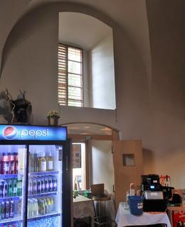 Útulná kavárna kvůli kovidovám opatřením bez návštěvníků (Foto M. Polák, říjen 2020)