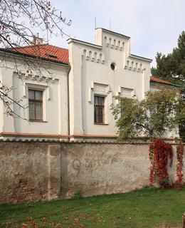 Kapitulní rezidence (Farní dům) - pohled od hřiště (Foto M. Polák, říjen 2020)