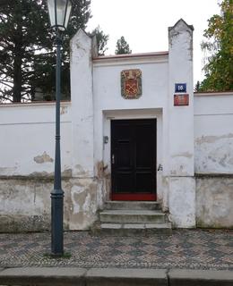 Vchod do kapitulní rezidence z ulice K Rotundě (Foto M. Polák, 2020)