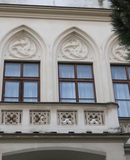 Okna v patře (Foto: Milan Polák, 2020)