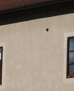 Dělová koule ve fasádě (Foto M. Polák, 2020)