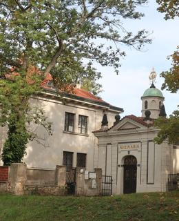 Vikárka vedle kaple P. Marie Šancovní (Foto M. Polák, říjen 2020)