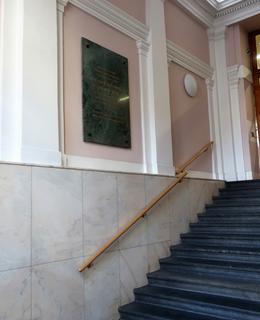 Umístění desky na schodišti (Foto M. Polák, 2020)