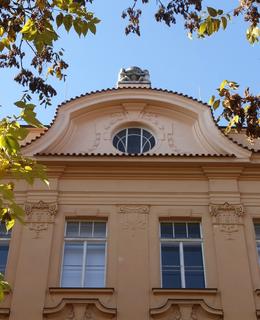 Zdobné prvky fasády a oken (Foto M. Polák, 2020)