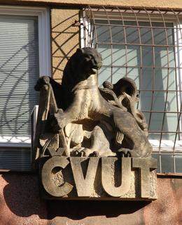 Reliéfní znak ČVUT nad vchodem (Foto M. Polák, 2020)