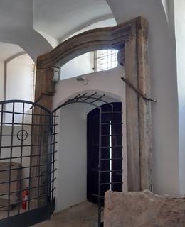 Portál je přenesen z kapitulního kostela sv. Petra a Pavla (foto Dagmar Broncová, 6.11.2020)