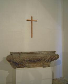 Prostý oltář s mramorovou tumbou z období klasicismu (foto Dagmar Broncová, 6.11.2020)