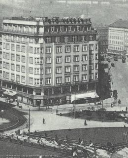 Palác Valdek má průčelí na náměstí Míru, 30. léta