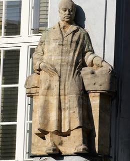 Na fasádě zadního traktu budovy je umístěn figurální reliéf J.Hlavy. (Foto M. Polák, 2020)