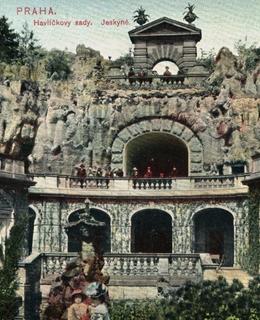 Původní jeskyně na dobové pohlednici