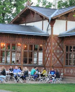 Letní restaurace v Pavilonu, vpravo část kuželníku (foto M. Polák, 2017)