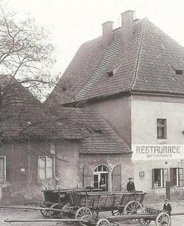 Budova celnice v Podskalí kolem r. 1910, sousední dům vlevo byl zbořen r. 1919