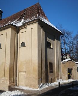 Kostelík sv. Kosmy a Damiána s pamětní deskou (Foto M. Polák, únor 2021)