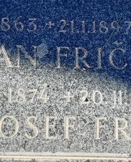 Jméno J. J. Friče je vytesáno v přední části rodinného hrobu. Foto D. Broncová, březen 2021