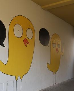 Rozverné malby na zdi průjezdu gymnázia (Foto M. Polák, 2021)
