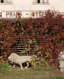 Plastiky Karla Nováka na nádraí Praha-Vyšehrad (Foto M. Polák, 90. léta 20. století)