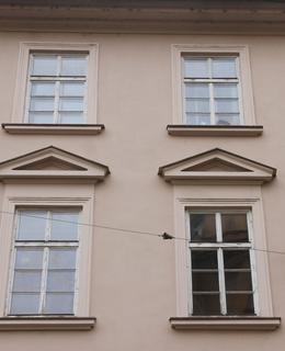 Okna domu čp. 1275 (Foto M. Polák, 2021)