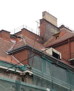 Valbové střechy kopírují svažitou Apolinářskou ulici (Foto M. Polák, 2021)