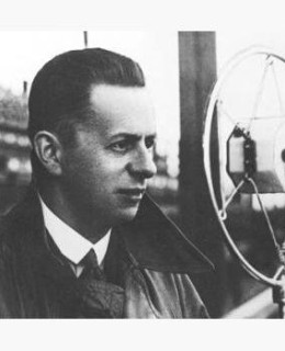 Josef Laufer v rozhlase. Zdroj: Wikipedia