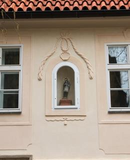Nika mezi okny (Foto M. Polák, duben 2021)