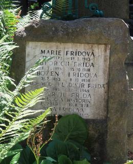 Hrob rodiny Frídových na Vyšehradském hřbitově (Foto M. Polák, 2021)