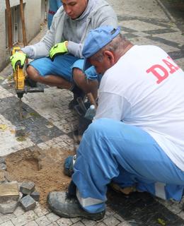 Po opravě chodníku byly oba kameny znovu instalovány 22. června 2021 (Foto M. Polák)