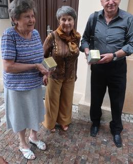 Kameny Kohnových vložili do chodníku zástupci rodiny, jež se s nimi přátelila (Foto M. Polák, červen 2021)