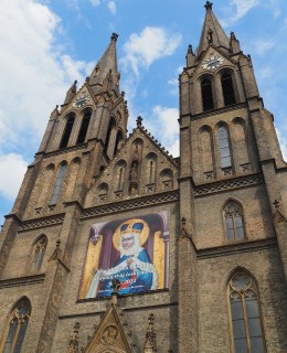 Průčelí kostela s obrazem sv. Ludmily, Foto MČ Praha 2, 5. 6. 2021