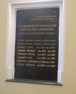 Deska v budově sboru (Foto Milan Polák, červen 2021)