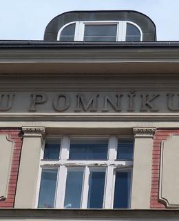 Nápis na fasádě (Foto M. Polák, 2021)