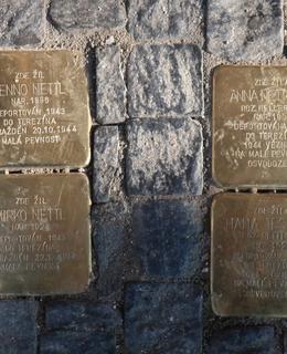 Čtveřice kamenů zmizelých před domem Rašínovo nábř. 76 (Foto M. Polák)
