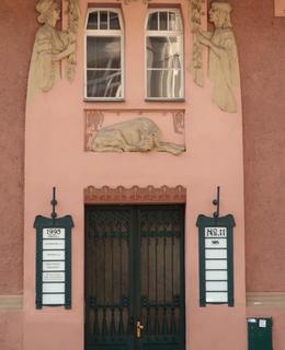 Zdobený portál domu s reliéfem ležícího psa (Foto M. Polák, listopad 2021)