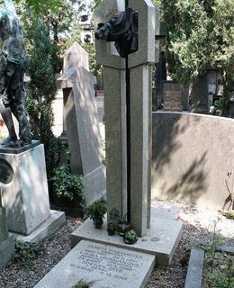 V roce 2003 byla na náhrobní desce vytesána jen tři jména (Foto M. Polák)