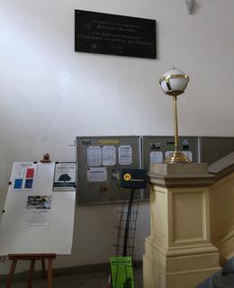 Vestibul Chemického ústavu s pamětmí deskou (Foto M. Polák, 2021)